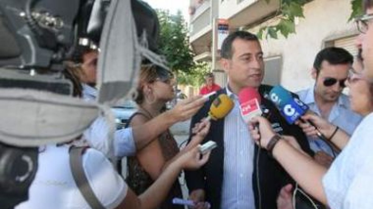 El portavoz del PP respondió ayer en La Placa a la protesta contra la gestión del alcalde.