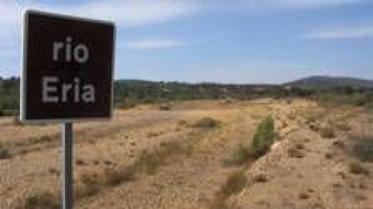 El río ha desaparecido por completo a su paso por la localidad de Nogarejas
