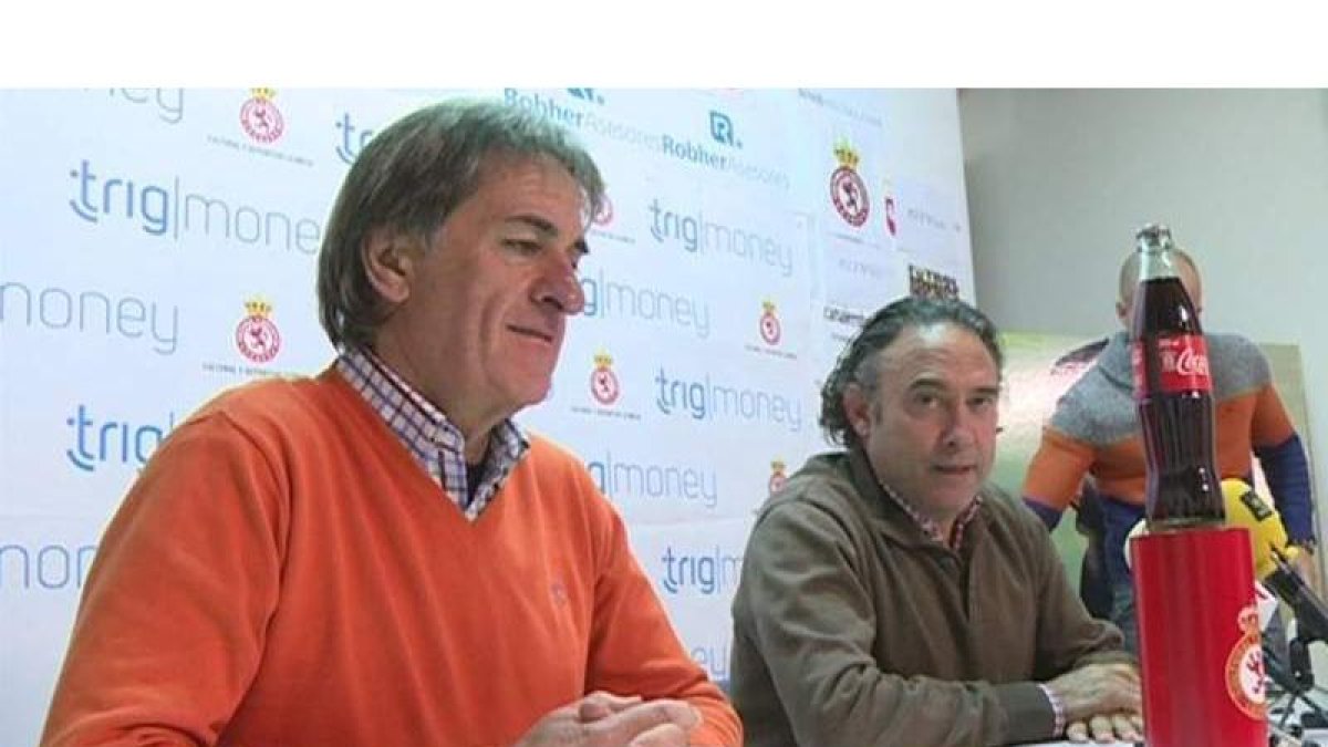 Pepe Calvo en el momento de anunciar su fichaje por el Atlético Astorga junto a Felipe Llamazares.