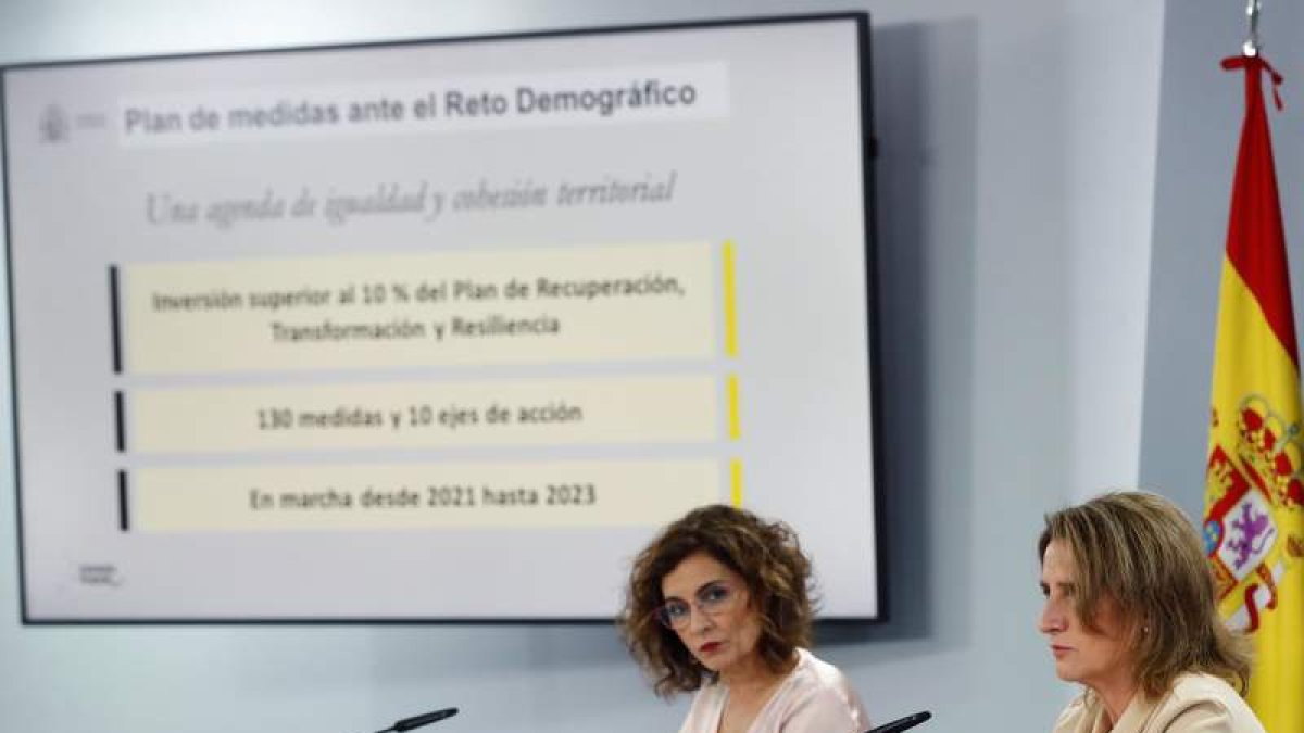 María Jesús Montero y Teresa Ribera, ayer, tras el Consejo de Ministros. J.J. GUILLÉN