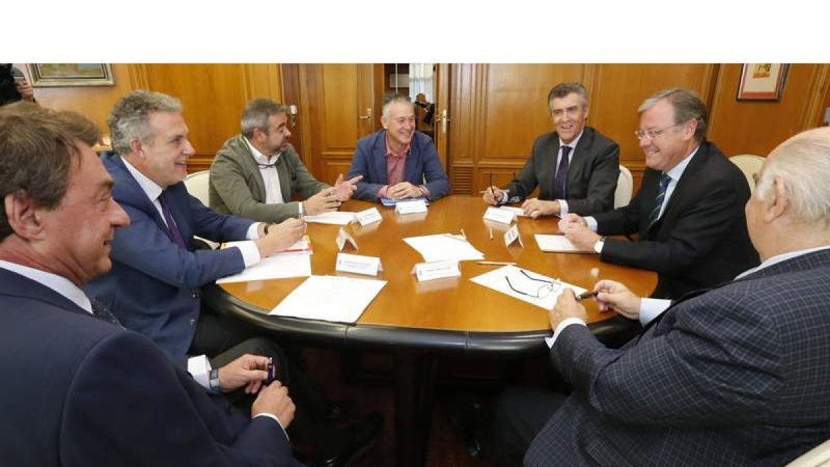 Javier García-Prieto, Graciliano Álvarez, Justo Fernández, Nicesio Álvarez, Javier Cepedano, Antonio Silván y Manuel Lamelas, ayer. RAMIRO