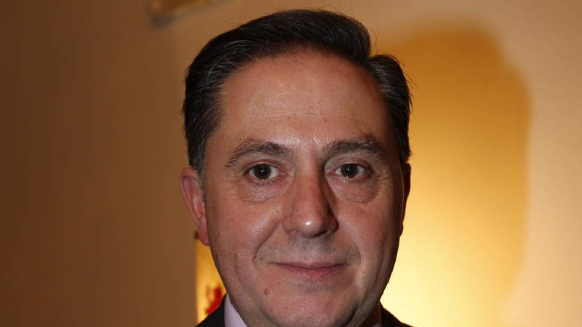 Autoridades provinciales y empresarios posan para la foto de familia en la entrega de los premios.