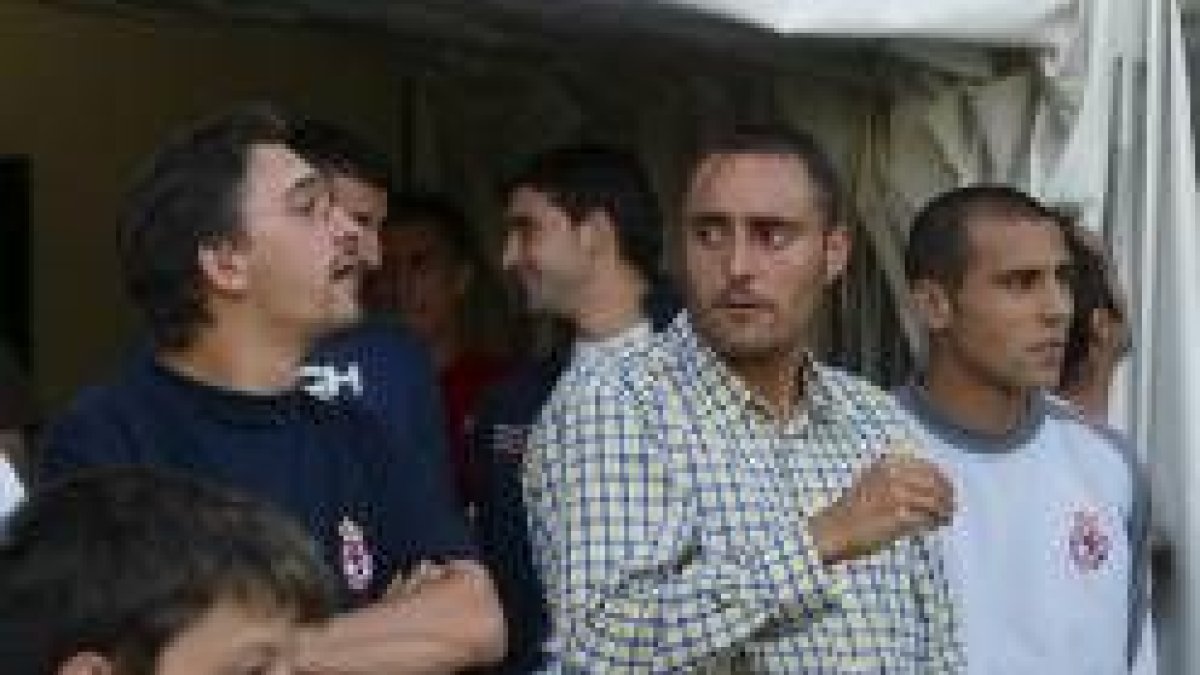 Mario, en el centro, presenció el encuentro en el túnel de vestuarios