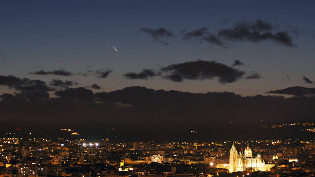 Vista nocturna de la ciudad de León, en la que destaca especialmente la iluminación de la Catedral.