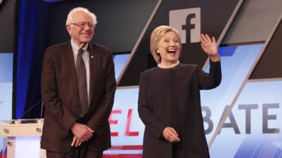 Bernie Sanders y Hillary Clinton posan juntos antes del inicio del debate, este miércoles en Kendall (Florida).