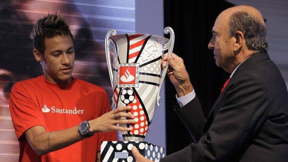 Emilio Botín entrega a Neymar el premio al mejor jugador de la Copa Libertadores.