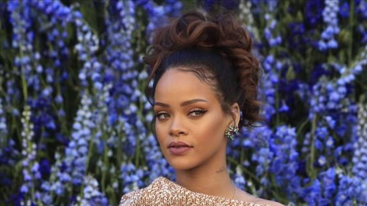 Rihanna posa en el 'photocall' del desfile de Dior en París, el pasado 12 de noviembre