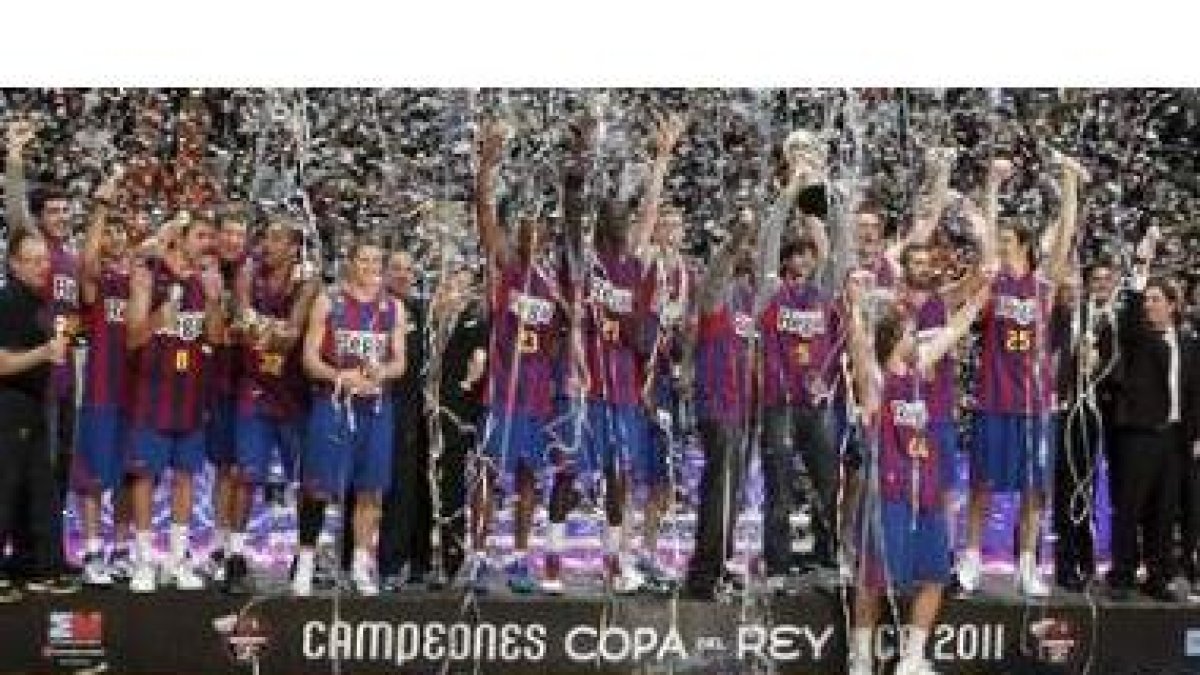 La plantilla del Regal Barcelona celebra en el podio su 22º título en la Copa del Rey.