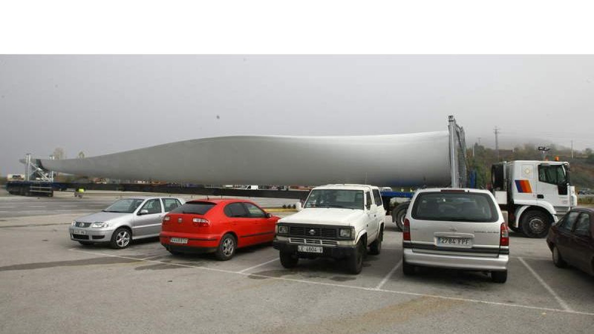 Las palas eólicas de La Llanada se incluyen entre las grandes estructuras para su transporte. L. DE LA MATA