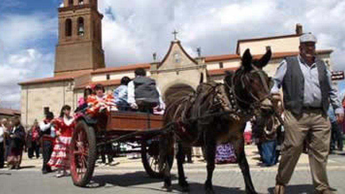 La comitiva a su salida de la iglesia de Villamañán para tomar el camino de vuelta en romería hasta