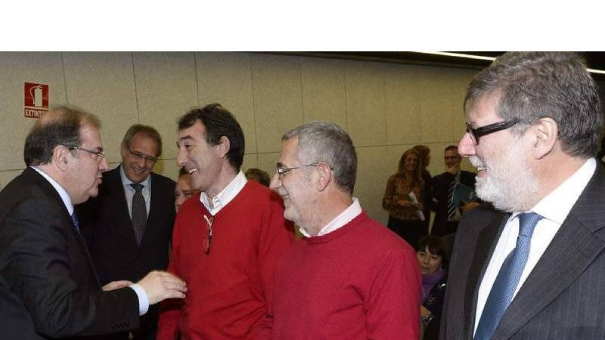 Herrera, ayer, saludando a los líderes sindicales y a Aparicio.
