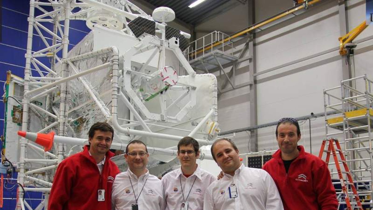Mayo, en el centro, junto a sus compañeros del proyecto Daédalus en la base sueca.