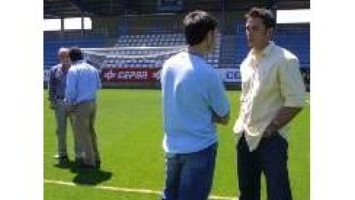 Álvaro Iglesias conversa con Tomás Nistal sobre el césped del Toralín