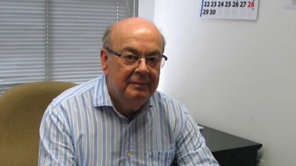 Francisco Reguera en su despacho de la Delegación Subcomarcal de Fútbol. ANA F. BARREDO