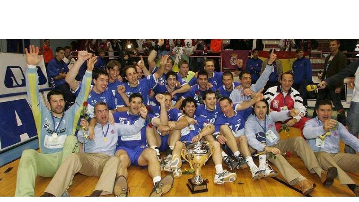 El Ademar celebra su segunda Recopa en el 2005.