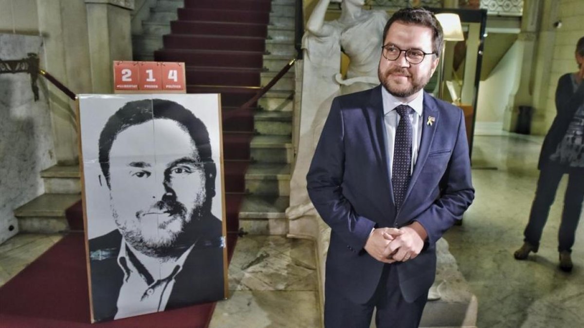 El nuevo conseller de Economia, Pere Aragonès, llega a la conselleria.