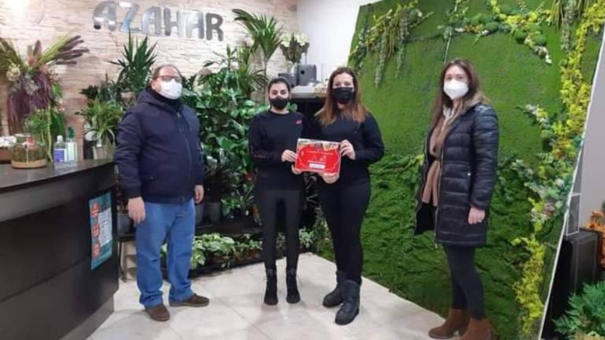 El alcalde, en floristería que se alzó con el primer premio. DL