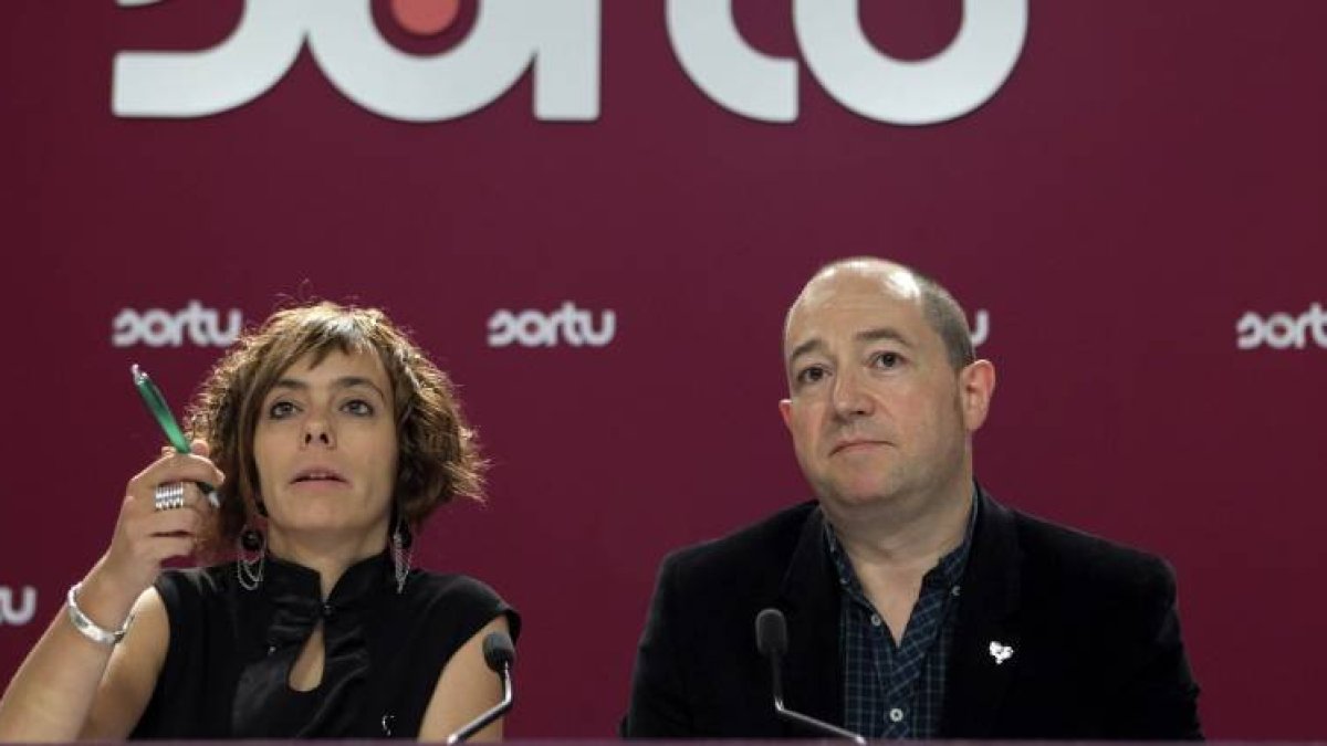 Pernando Barrena junto a la también portavoz de Sortu, Amaia Izko, en rueda de prensa.