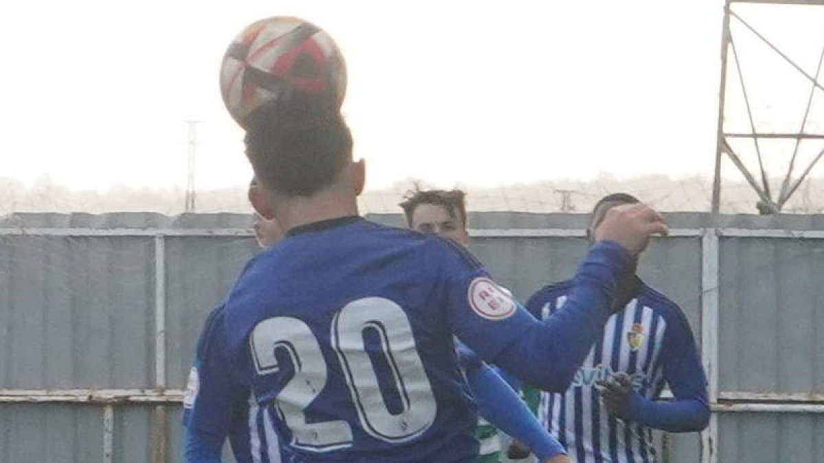La SD Ponferradina B mereció mejor suerte. J. NOTARIO