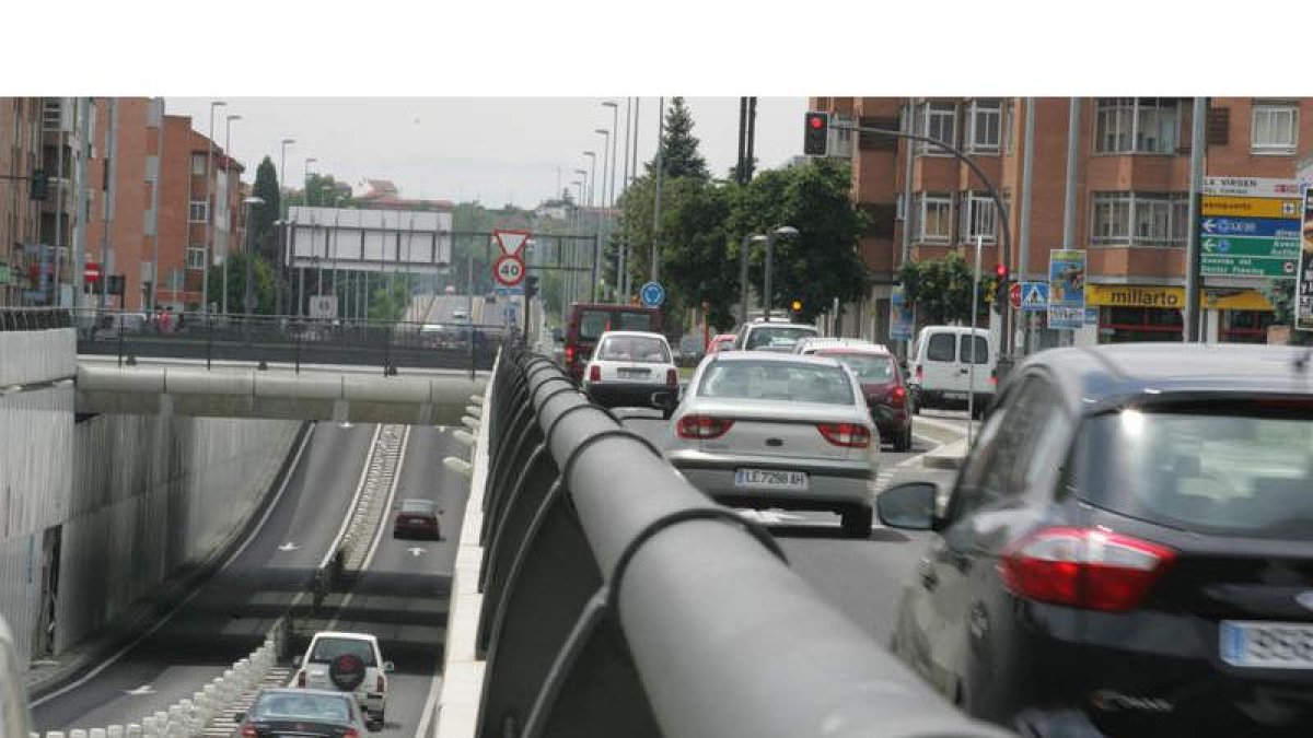 La regulación por semáforos afecta a los vehículos que entran en la rotonda en superficie desde las cuatro avenidas.