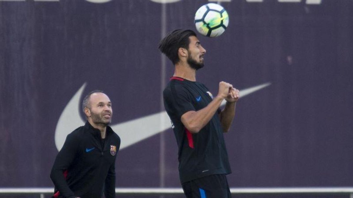 André Gomes junto a Iniesta en un entrenamiento del Barça.