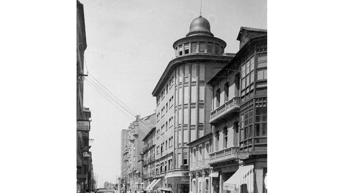 Edificio diseñado por Mirones en la entonces calle Capitán Losada. COL ARTIGOT. ARCHIVO HISTÓRICO MUNICIPAL