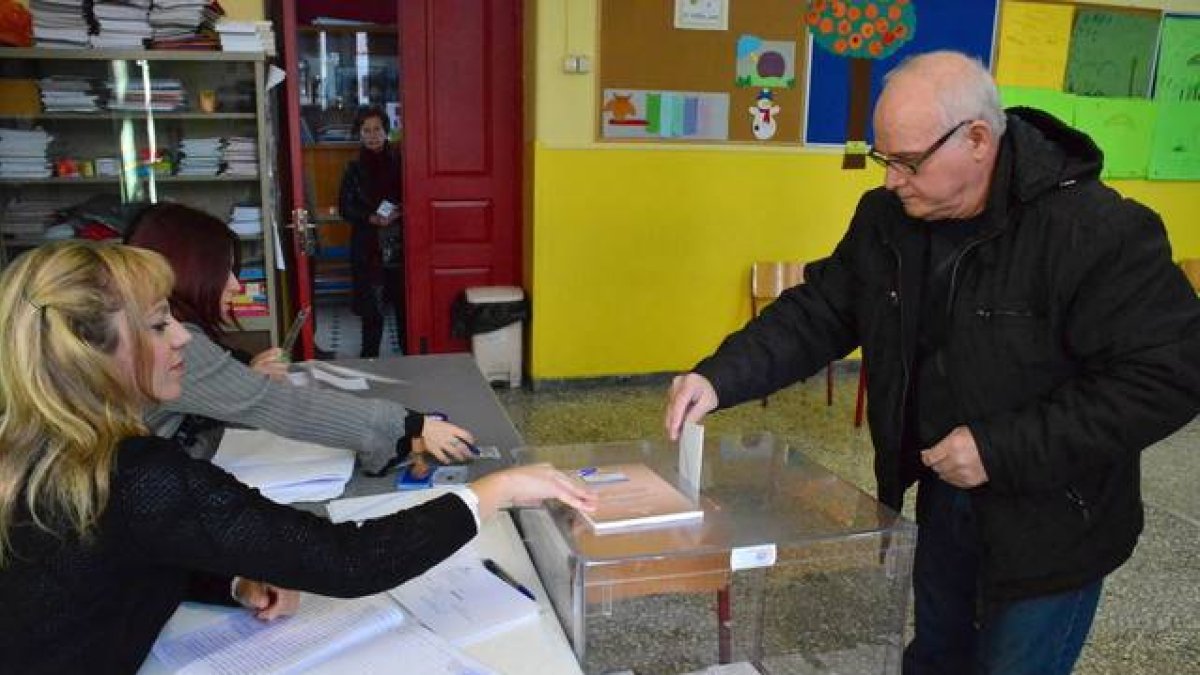 Un votante en las elecciones griegas.