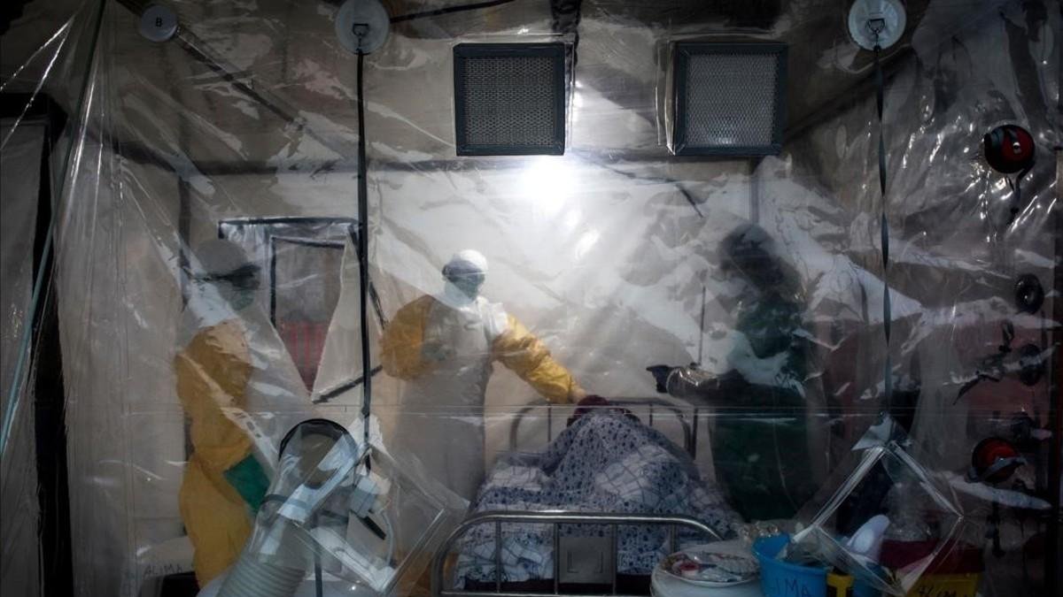 Médicos visitan a un paciente, afectado por ébola, en la ciudad de Beni, en la República Democrática del Congo.
