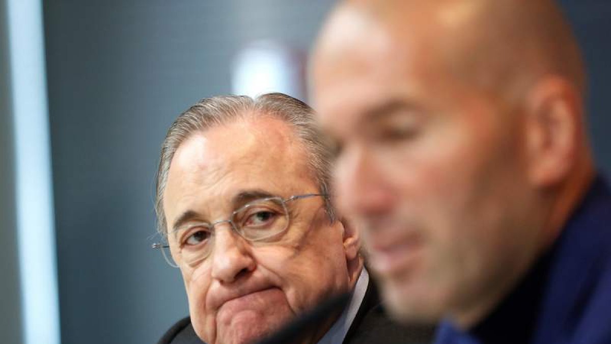 Florentino Pérez continúa buscando un sustituto para Zinedine Zidane. FERNANDO ALVARADO