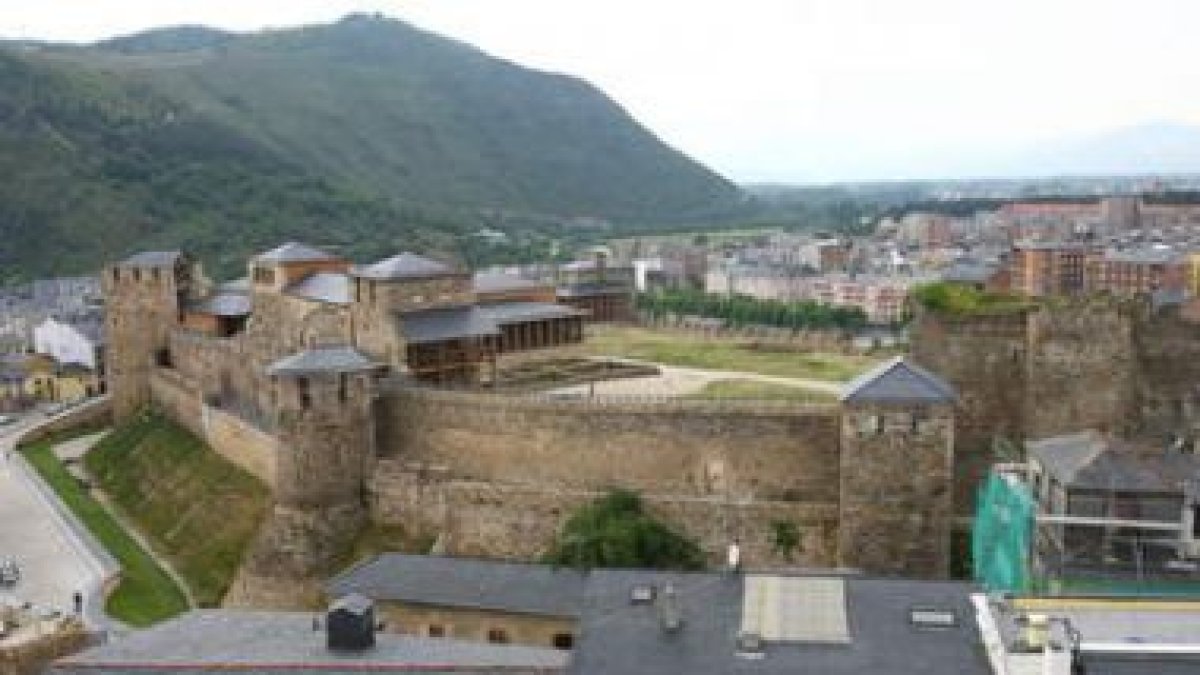 Vista general exterior e interior del castillo templario donde se ubicará el recinto acristalado.