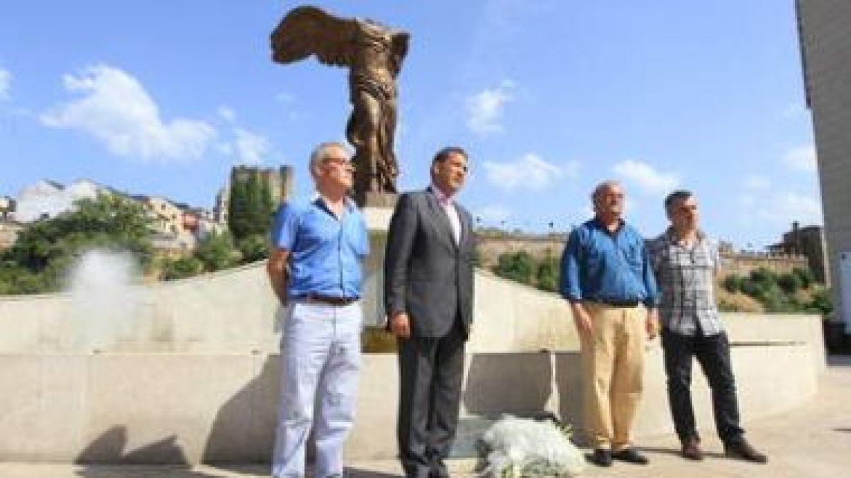 Fierro, Riesco, Cubelos y Macías, tras la ofrenda floral a las víctimas del terrorismo.