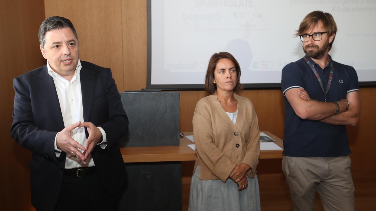 El directivo financiero del grupo Cupa, Antonio Trincado (izquierda), junto a la directora de la agencia de innovación y un investigador. L. DE LA MATA