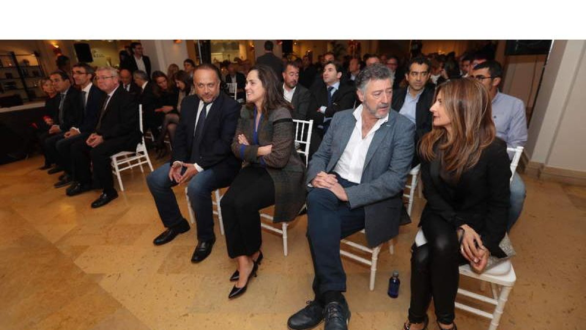 La gala reunió anoche a representantes de la sociedad berciana en un acto muy concurrido. ANA F. BARREDO