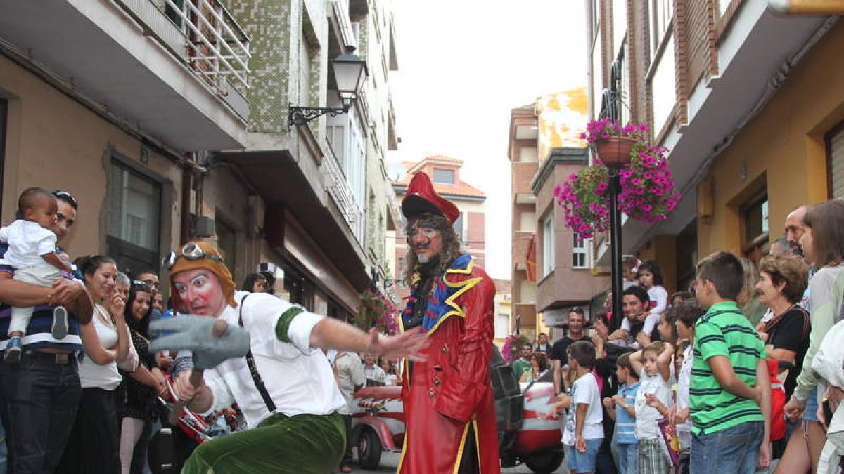 Los actores ayer en las calles de Santa María.