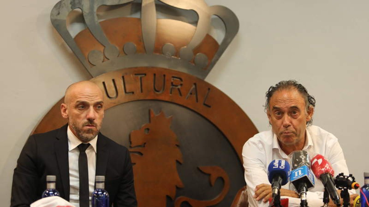 Felipe Llamazares, a la derecha, durante la presentación de David Cabello. RAMIRO