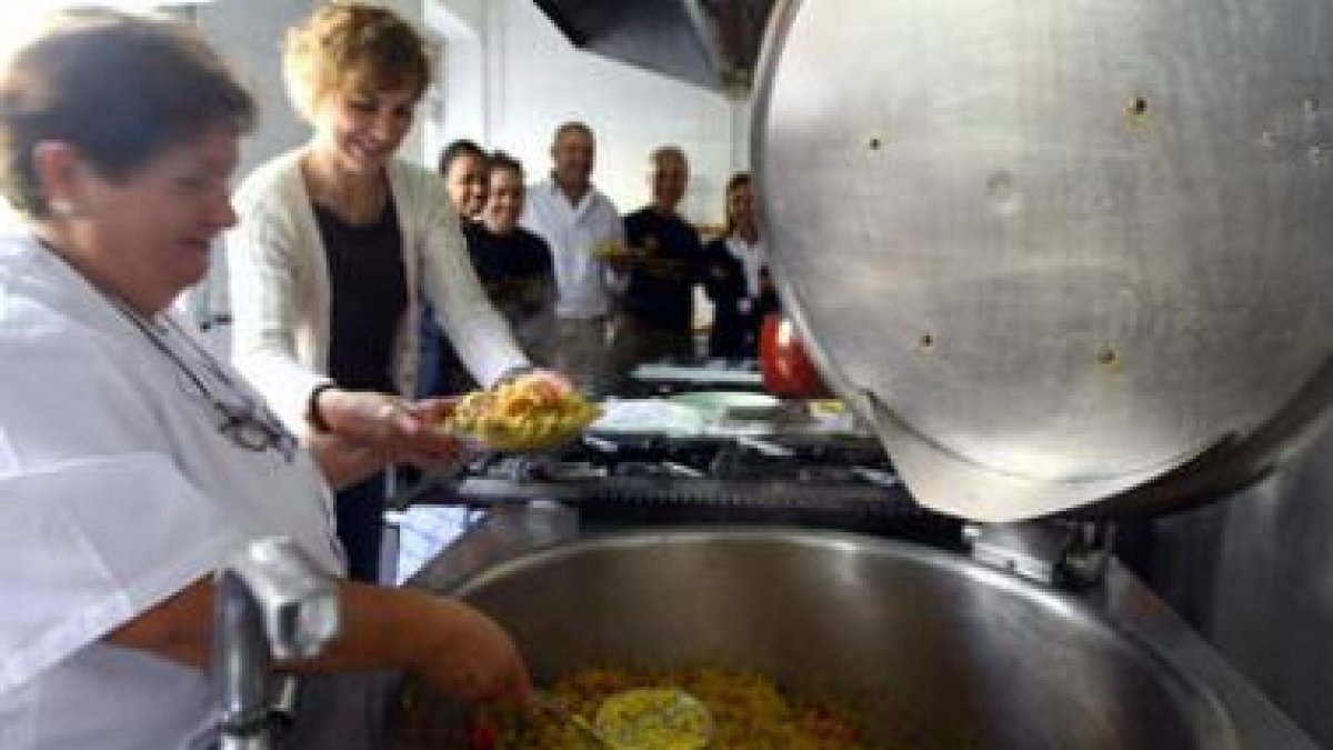 La cocinera y voluntarios de Filandón Solidario, ayer minutos antes de servir las mesas.