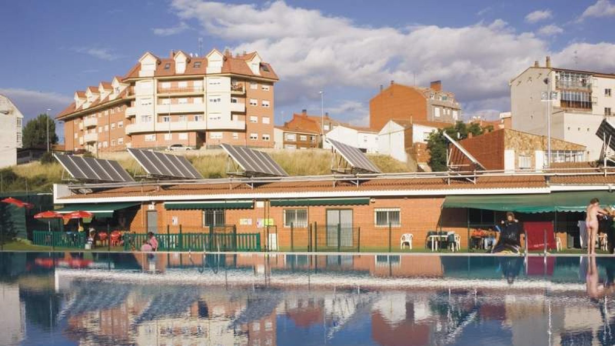 La piscina de La Virgen es escenario de varios campus estivales.