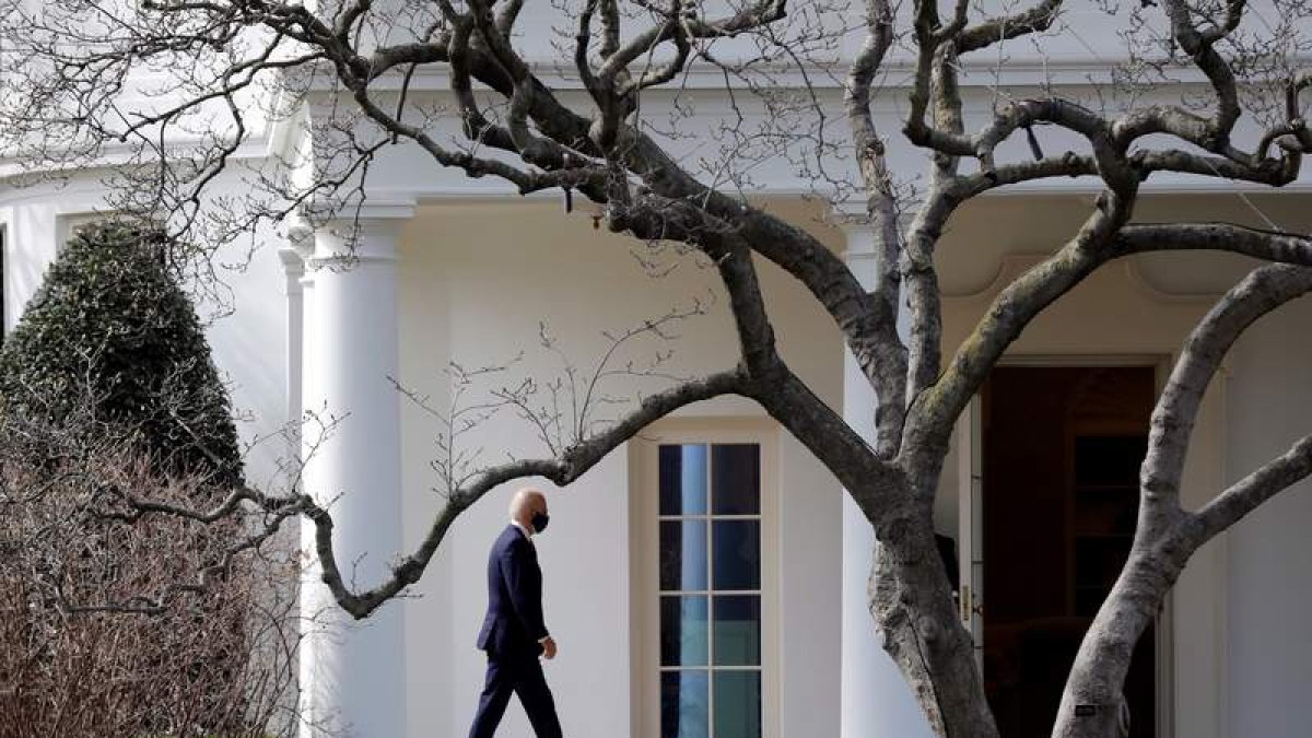 Joe Biden camina hacia la Oficina Oval de la Casa Blanca. YURI GRIPAS