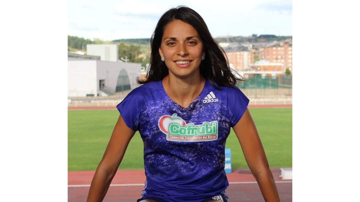 Nuria Lugueros repite en lo alto del podio como Mejor Atleta del Mes, esta vez de diciembre. MARTA GARCÍA