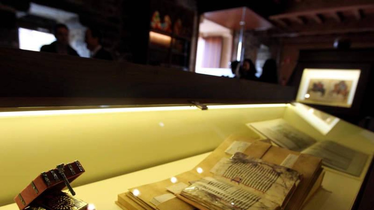 La Biblioteca reúne desde los facsímiles más pequeños a los que reflejan el paso del tiempo.