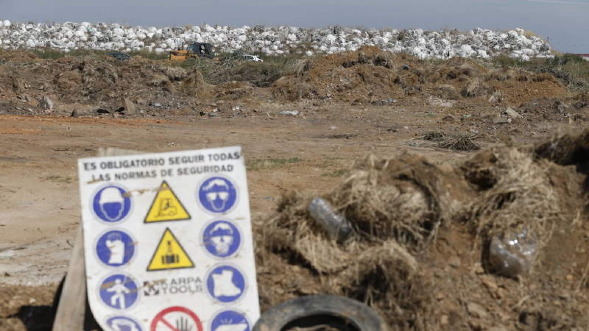 El consorcio quiere llevar al CTR la tierra sobre la que se depositaron las balas de basura.