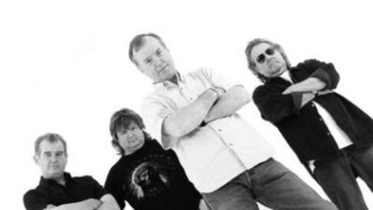 Arriba, imagen de los Nine Below Zero, banda liderada por Dennis Greaves desde los años setenta. Aba