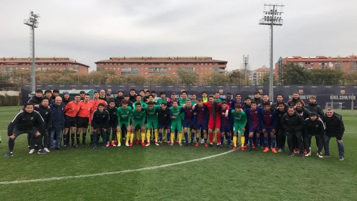 El Zhejiang Greentown de Sergi Barjuán, con el juvenil del Barça en la ciudad deportiva Joan Gamper el pasado mes de febrero.