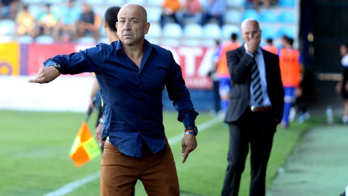 Claudio, que ayer escribió otro capítulo en la historia de la Deportiva, le ganó la partida totalmente a su colega Salamero.