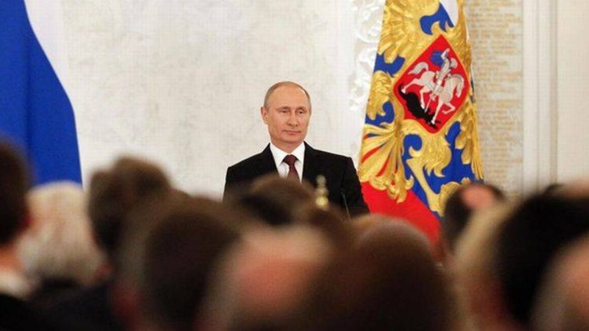 Putin se dirige a los parlamentarios en la solemne sesión en el Kremlin, este martes.