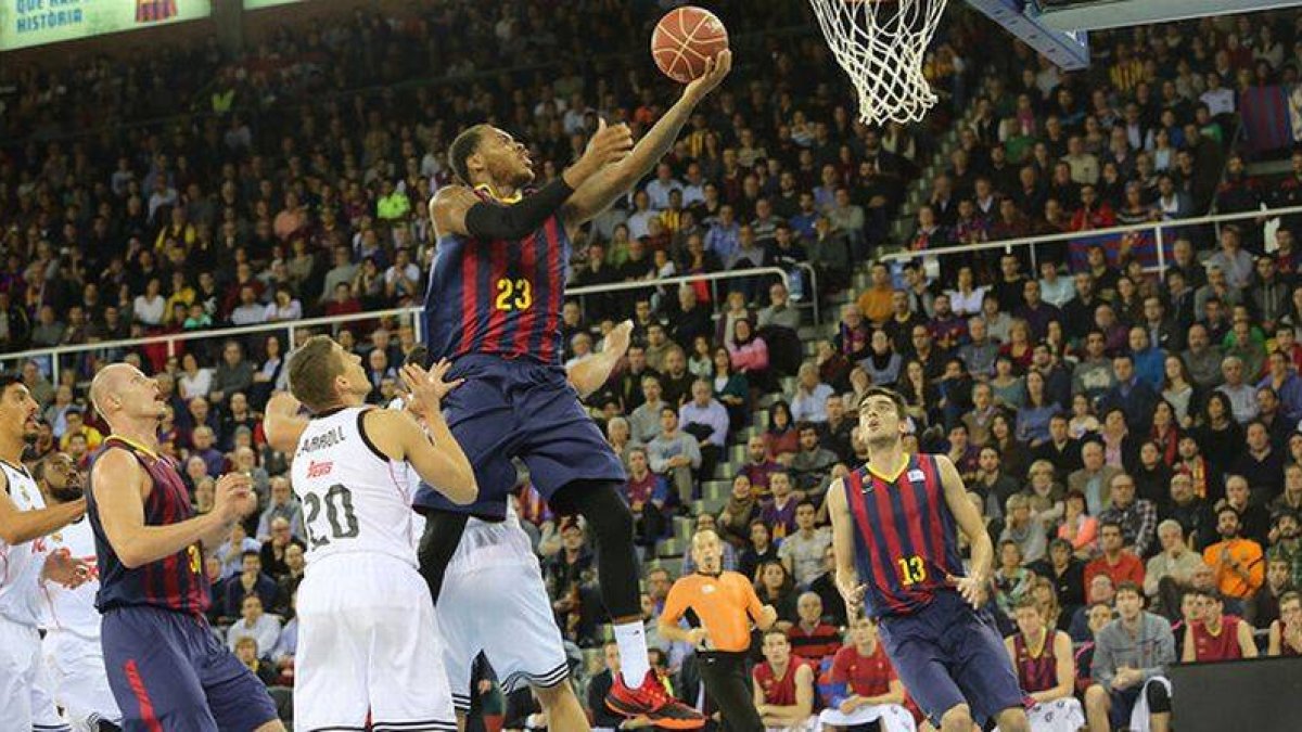 Deshaun Thomas entra a canasta, durante el partido que ha enfrentado a Barça y Madrid en el Palau.