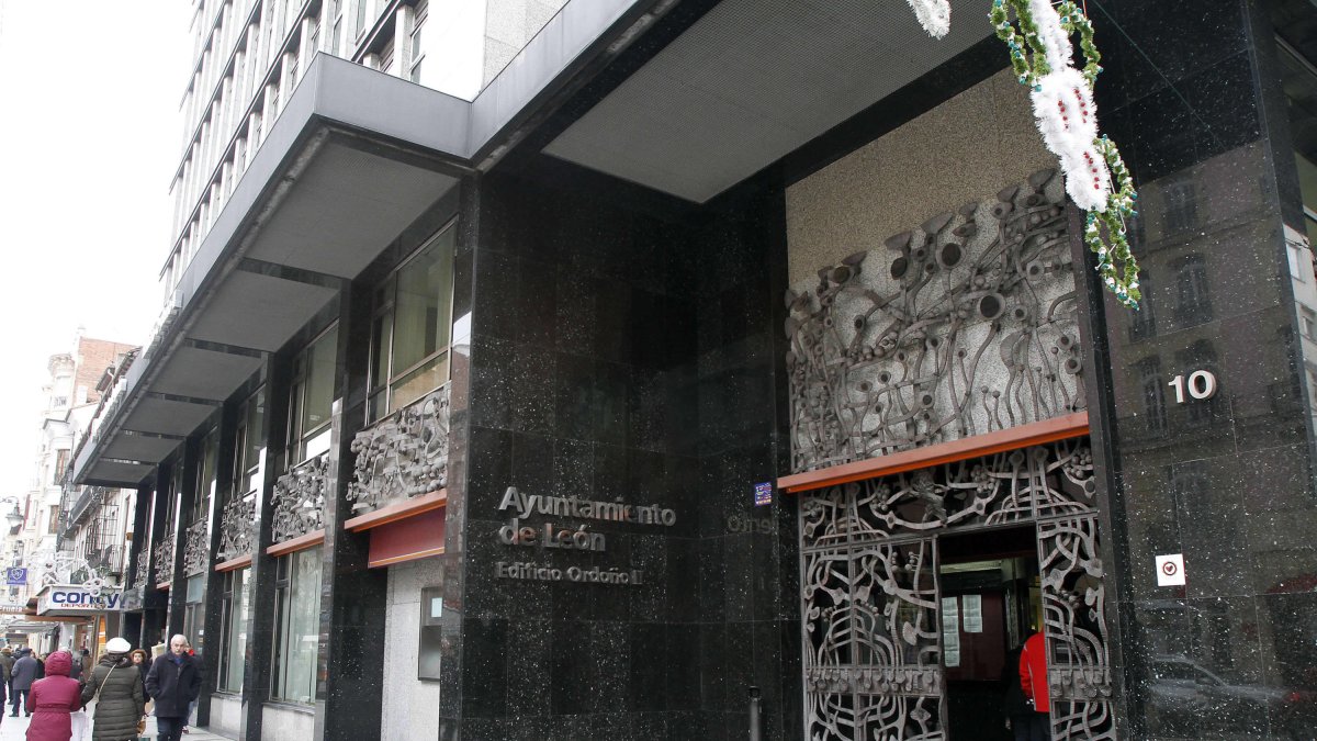 Entrada al Ayuntamiento de León. BRUNO MORENO