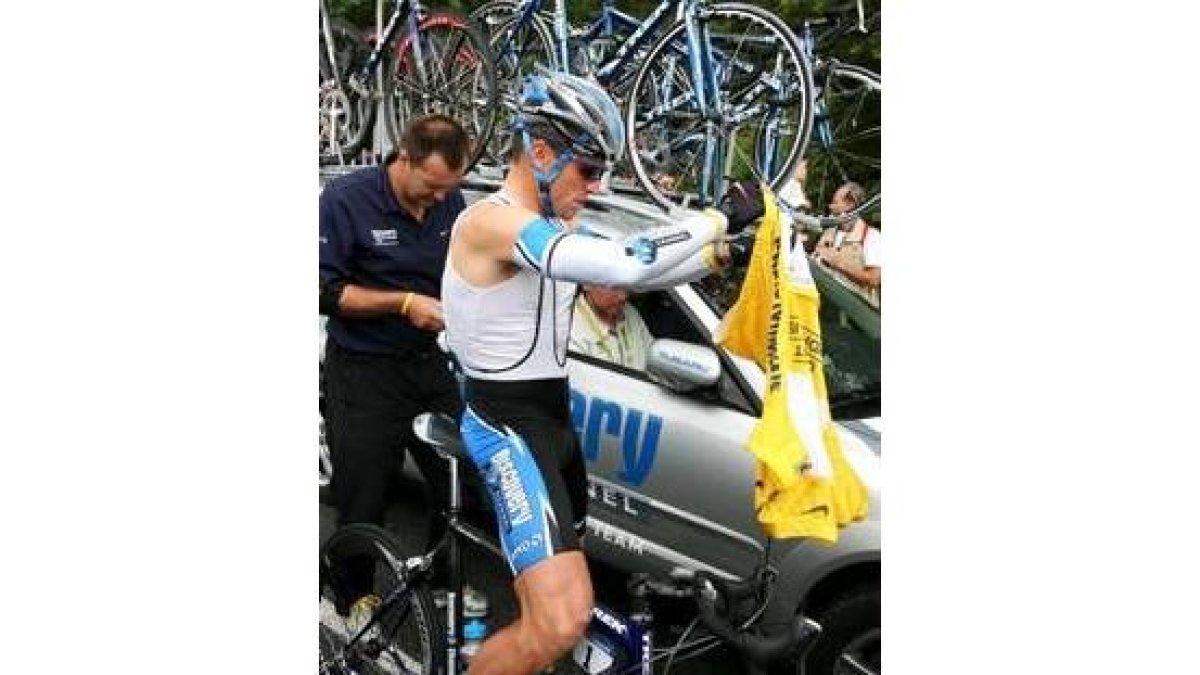 Armstrong tuvo que cambiarse el maillot en el tramo neutralizado
