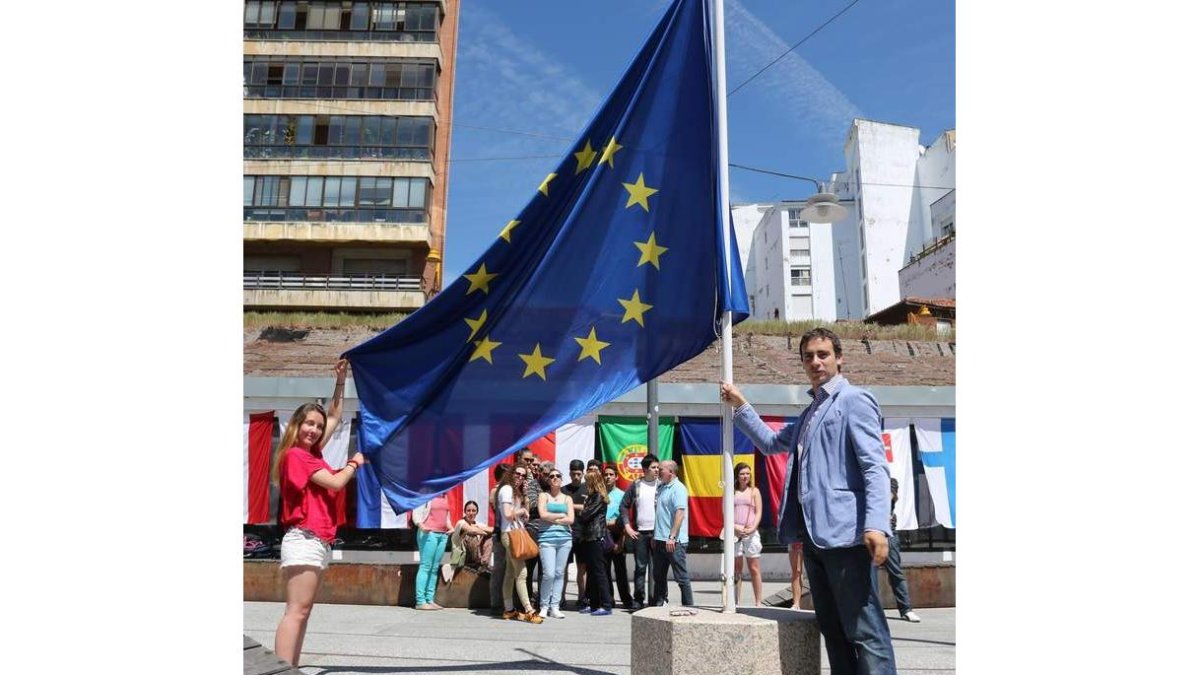 Izado de la bandera en la zona de Espacios Vías.