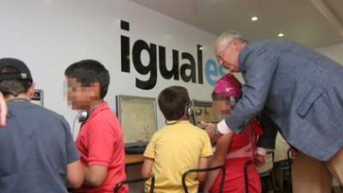 Guillermo García, con los niños del García Yebra.